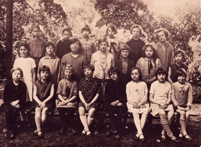 Gertie, vierde van links onderaan is later een kledingzaak begonnen. Alle klasgenootjes kwamen langs. Goed gezien Gertie!